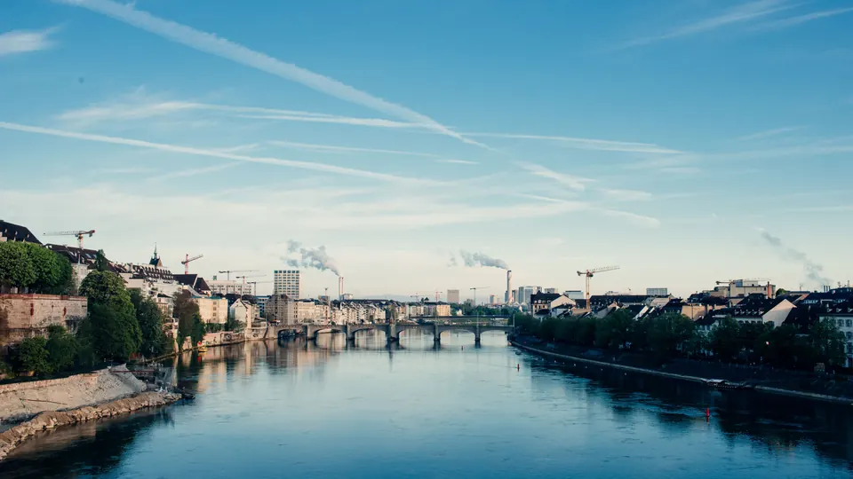 Blick über den Rhein und die Basler Stadtsilhouette.