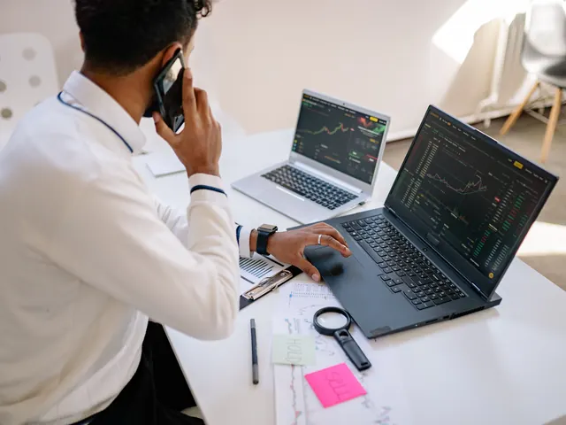 Fachperson bearbeitet eine Anfrage und telefoniert am Arbeitsplatz.